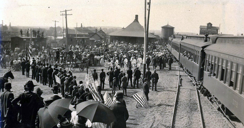 soldiers leaving from depot for Spanish-American War